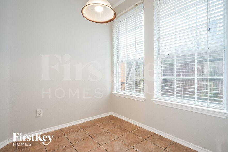 Building Photo - 1150 Lombard Ln