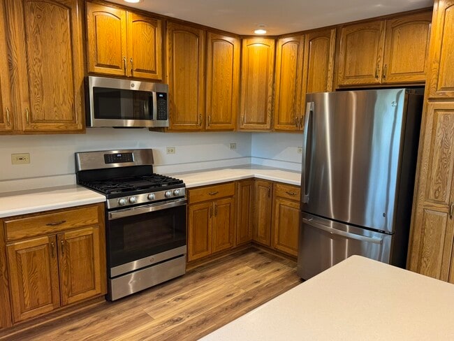 Building Photo - 881 Glenmore Ct