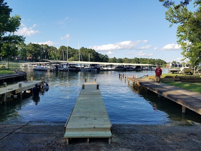 Building Photo - 22 Twinstone Cir