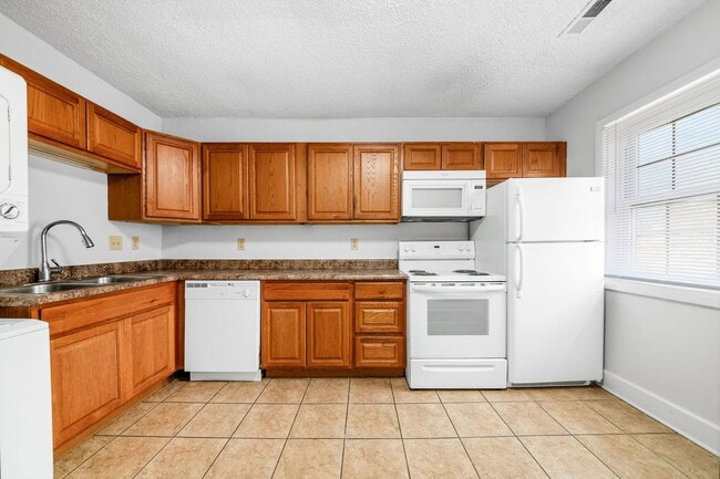 Building Photo - 1378 1/2 Indianola Ave