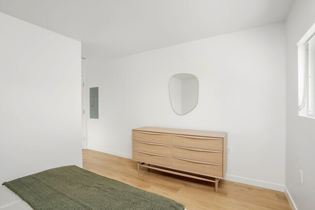 Building Photo - 1422 Tamarind Ave