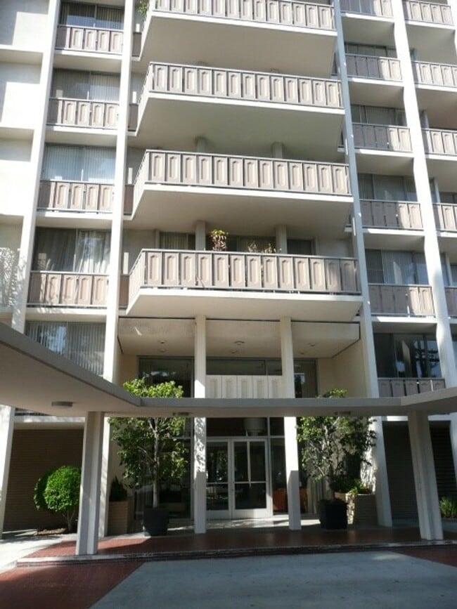Primary Photo - Beach View 3 Bedroom Condo