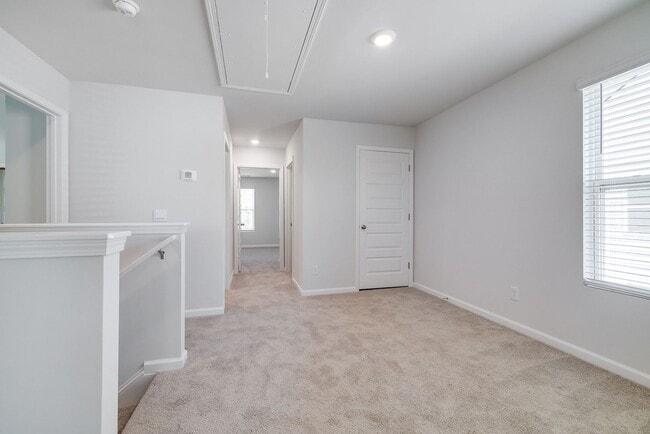 Building Photo - Spacious 4-Bedroom Home in Sought-After Lo...