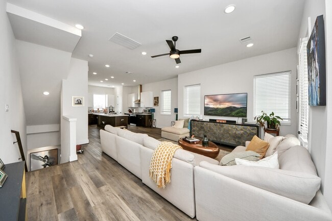 Building Photo - 3905 B Pinemont Dr