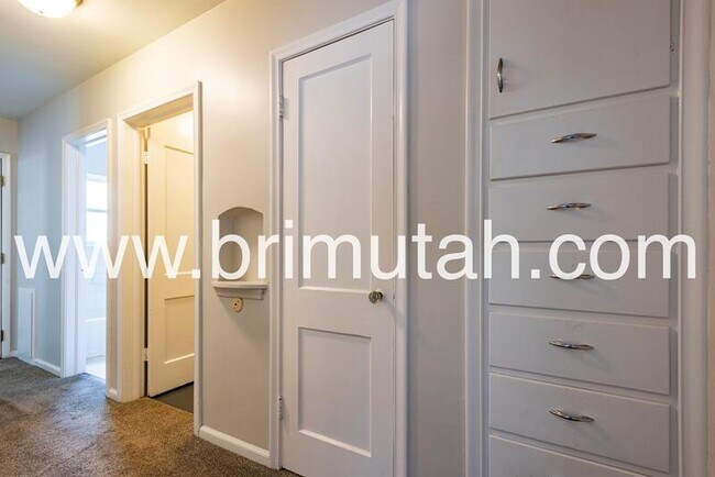 Building Photo - 2364 E Redondo Ave