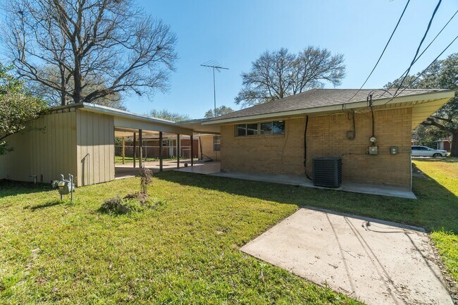 Building Photo - 1706 Colby Dr