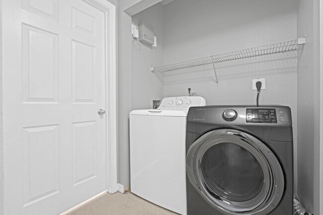 Building Photo - Modern Living in Miramar – 2 Bed/2 Bath Co...