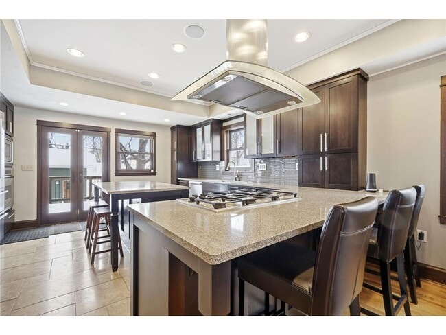 Building Photo - 241 Russell Ave S