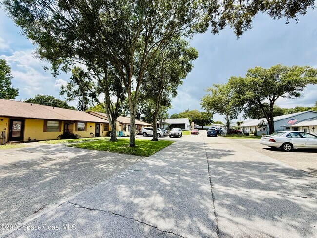 Building Photo - 851 Dow Ln