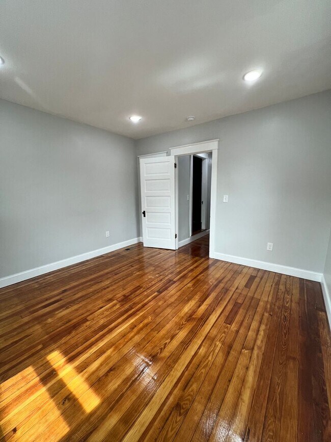 Building Photo - 25 N Poplar St
