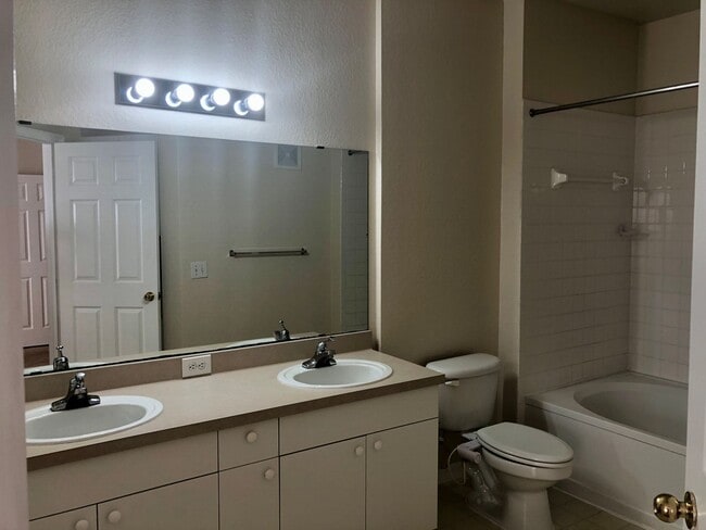 Building Photo - MOVE IN OCTOBER! 3rd floor 3BR/2BA Condo -...