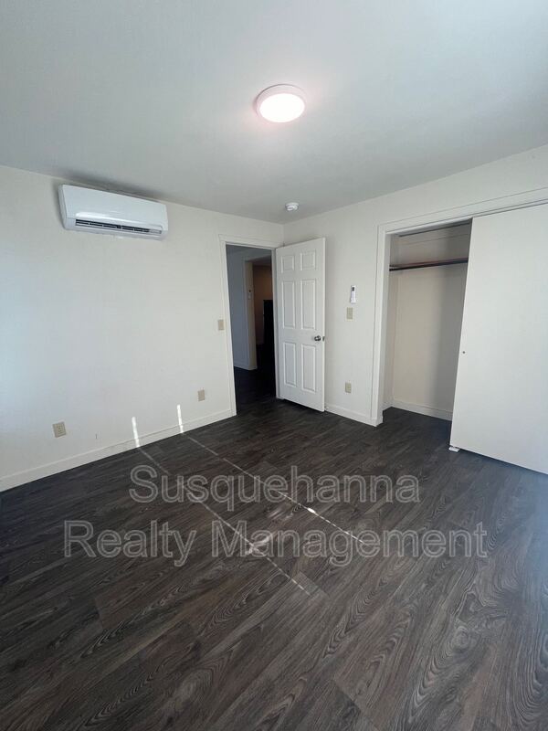 Building Photo - 122 N Center St