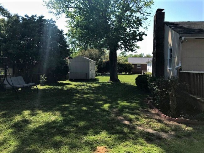 Building Photo - BEAUTIFULLY UPDATED 4 BEDROOM WITH FENCED ...