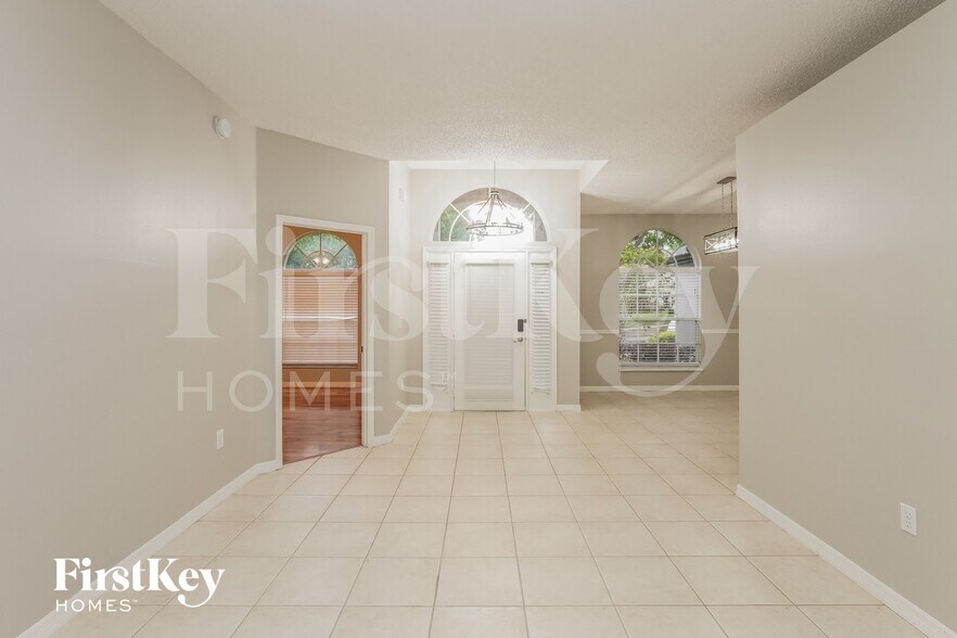 Building Photo - 825 High Pointe Cir