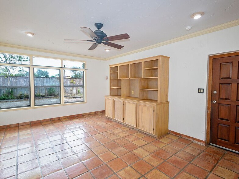Building Photo - 6033 Rio Vista Ave
