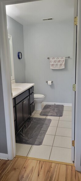 Primary bathroom with tub - 622 Cambridge Ct