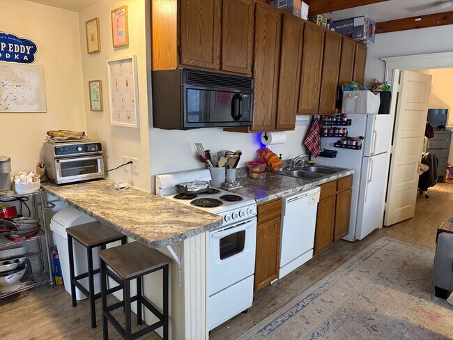 Interior Photo - 137-139