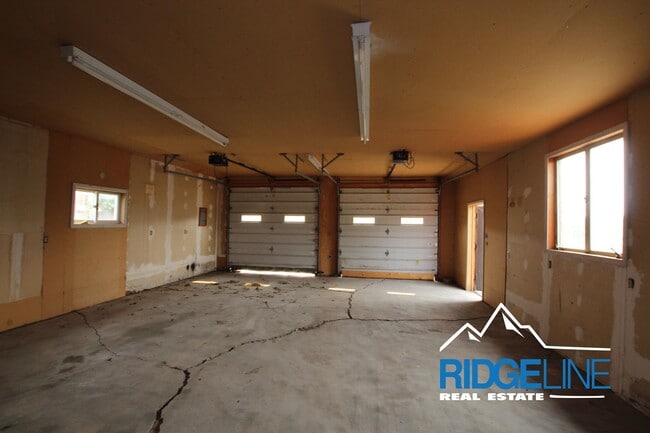 Building Photo - Country Living near Great Falls!