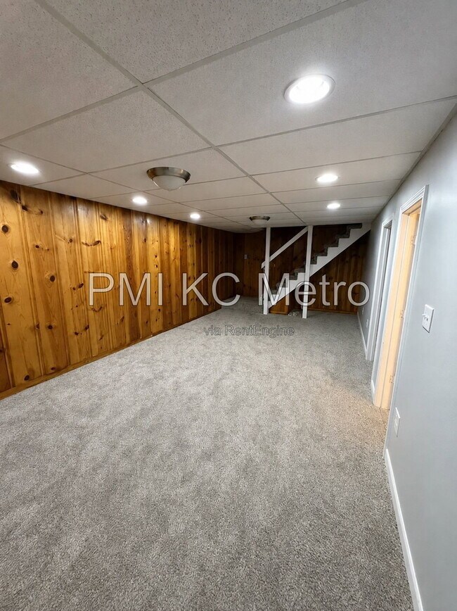 Building Photo - 6005 Hedges Ave
