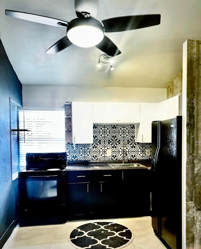 Building Photo - 301 Melody Ln