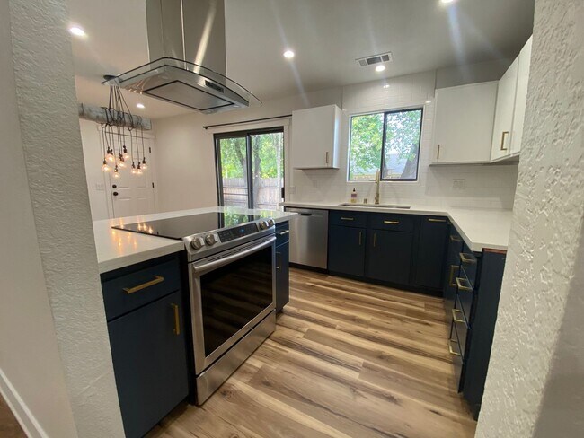 Building Photo - Recently Updated Corner Lot Home- Move in Today!