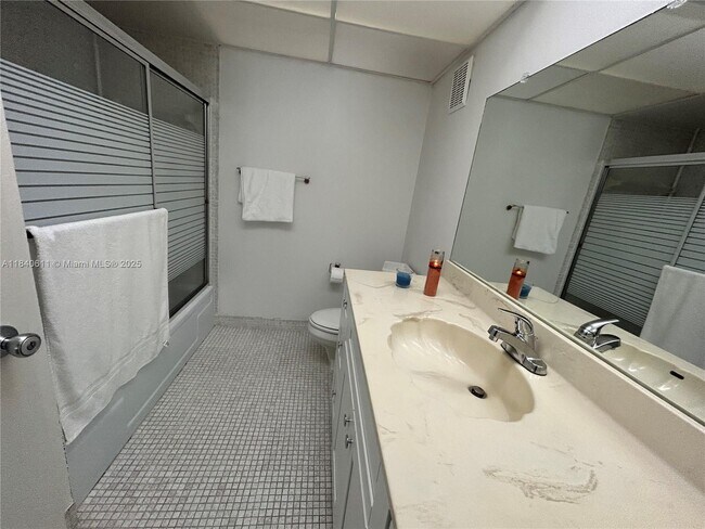 Building Photo - 230 Lakeview Dr