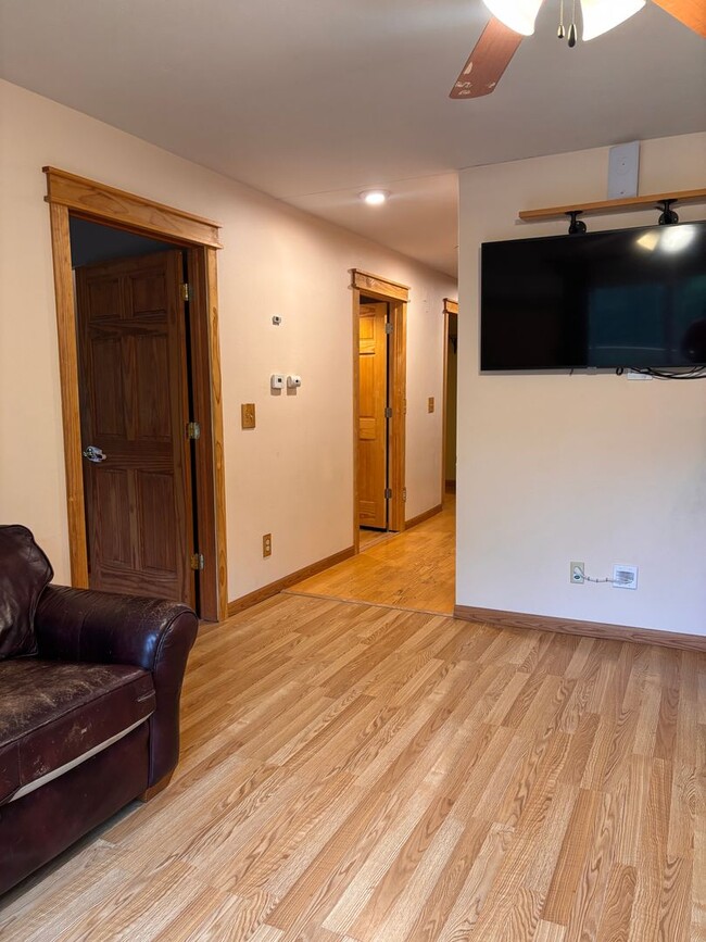 Building Photo - Peaceful Retreat 10 Acres - 20 min to Mqt