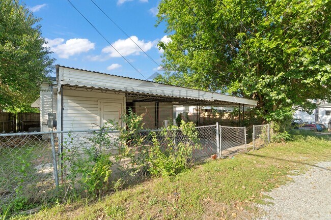 Building Photo - 108 Comer St