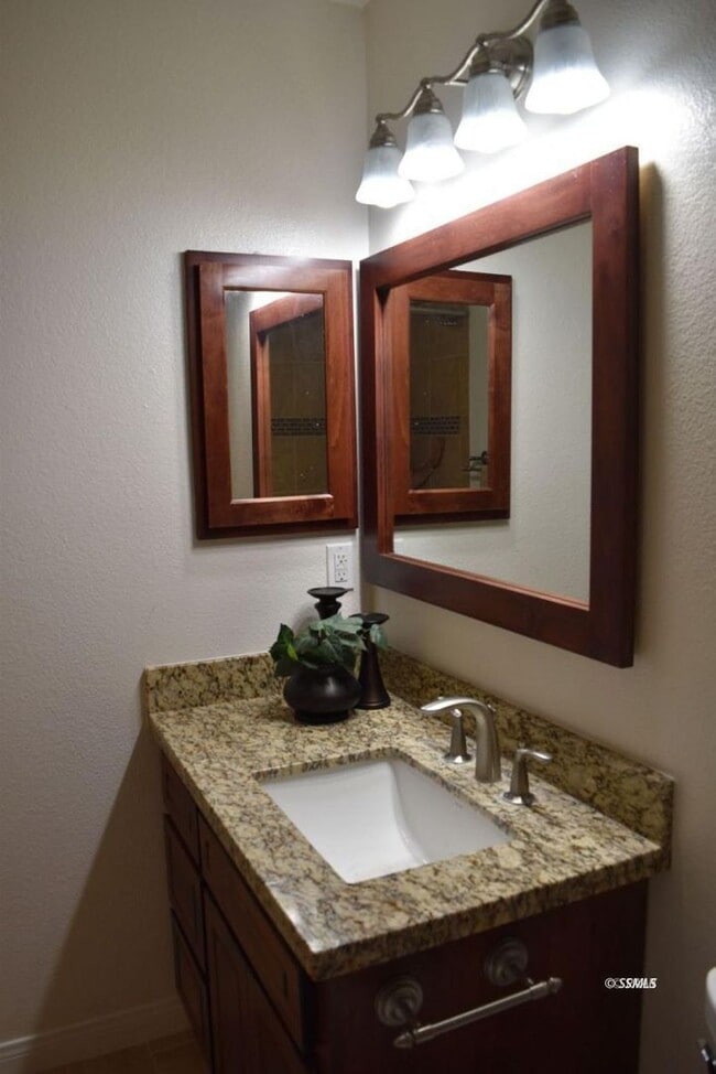 Building Photo - 4 bed 3 bath