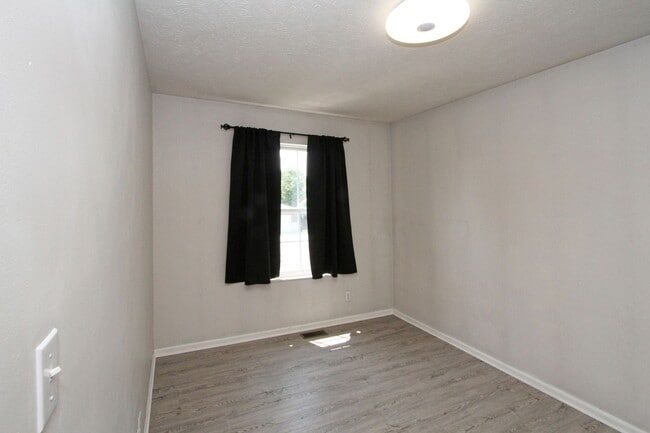 Building Photo - Timber Ridge Split Foyer
