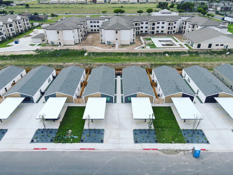Building Photo - 1308 E Hibiscus Ave