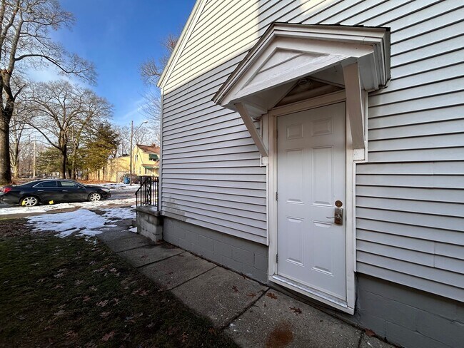 Building Photo - 3020 Leahy St