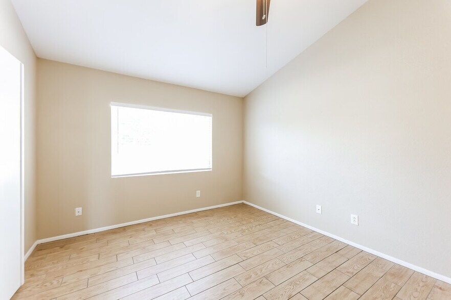 Building Photo - 10801 W Wagon Wheel Dr
