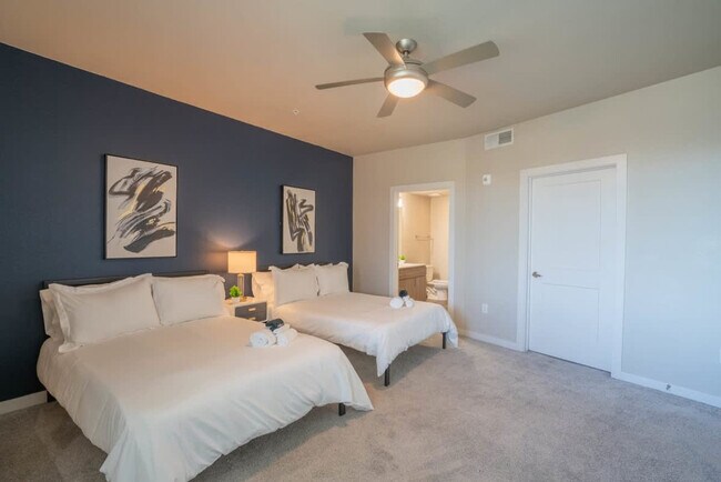 Building Photo - 1890 S Country Club Way