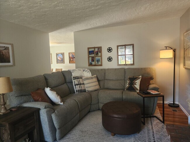 Building Photo - Pet Friendly, Single-Level, Attractively Updated Home in NE Newberg