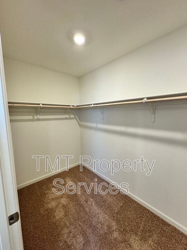 Building Photo - 1372 Redford Wy