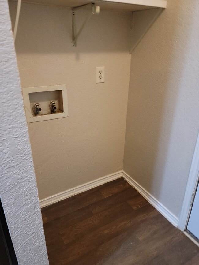 Building Photo - Duplex in Saginaw 2 bedrooms 1 bath
