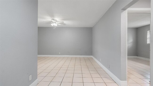 Building Photo - 626 SW 14th Ave