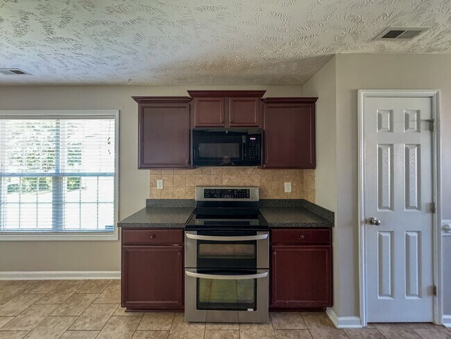 Building Photo - Lovely 4 Bed 2 Bath Home in West Gate