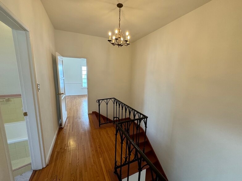 Building Photo - 422 S Detroit St