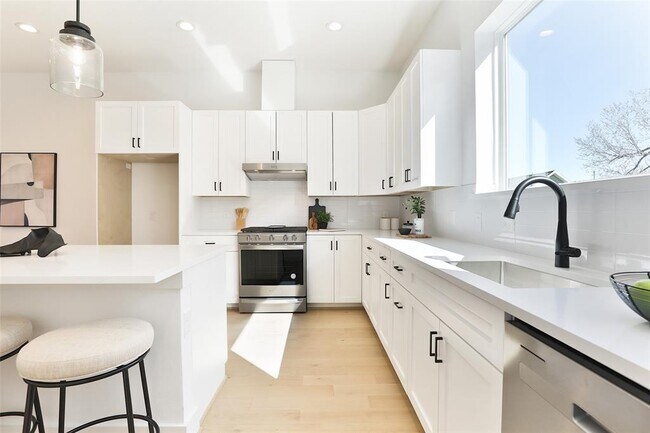 Building Photo - 1016 W 15th 1/2 St