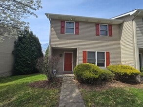 Building Photo - Beautifully Updated 3 Bedroom 2.5 Bathroom Townhouse - Golf Course View!