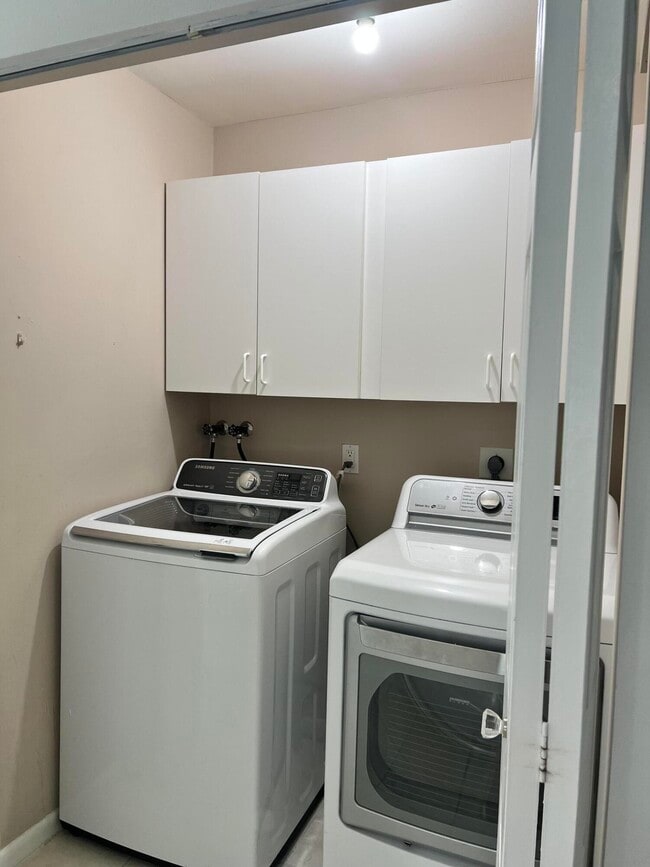 Building Photo - 3210 NW 23rd Ter