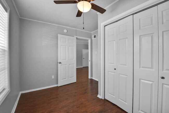 Building Photo - 1509 Broadmoor Dr