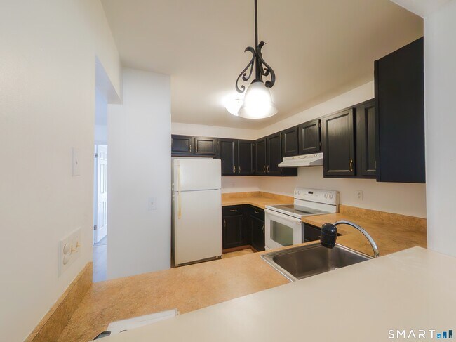 Building Photo - 8 Rose Ln