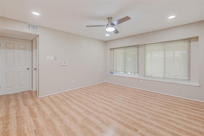 Building Photo - 2302 Brook View Ln