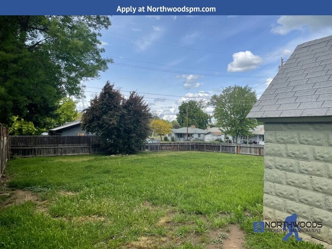 Building Photo - Nice 2 bedroom, 1 bathroom home close to everything in Central Point!!!