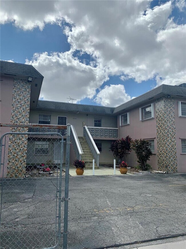 Building Photo - 1250 W 26th Pl