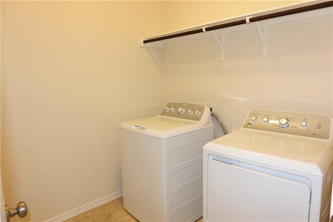 Building Photo - 1001 Hillrose Dr