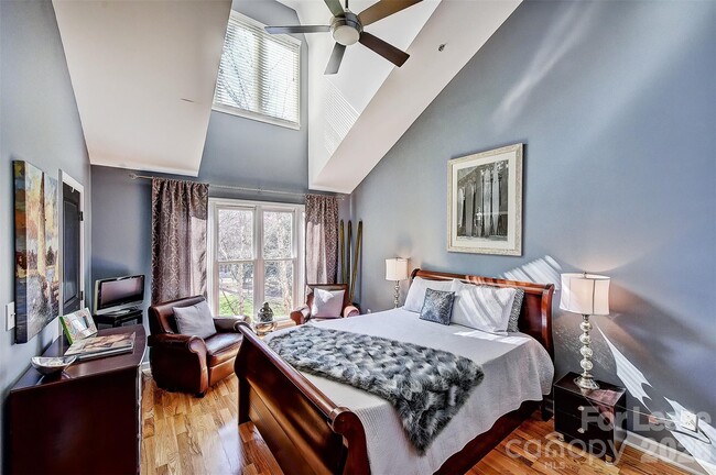 Building Photo - 343 W 7th St